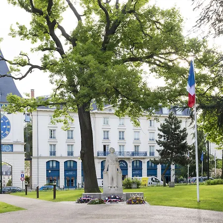 普莱西斯大酒店 勒普莱西-罗班松