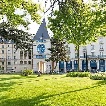 Grand Hotel Le Plessis-Robinson