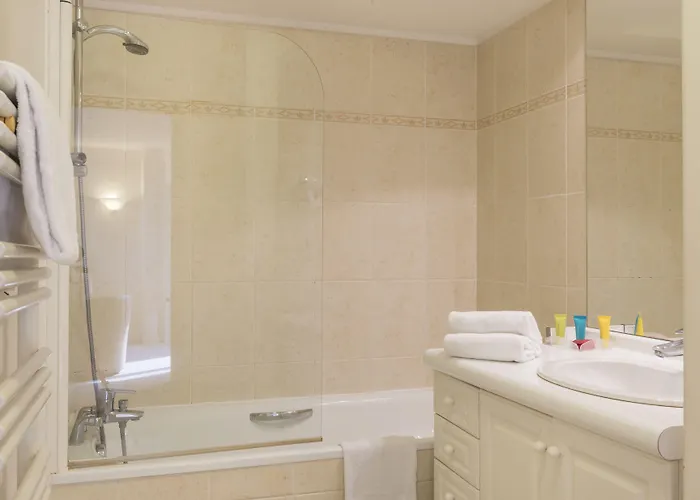 Hotel Grand Le Plessis-Robinson